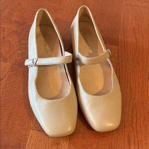 Vionic Alameda women’s 8.5 Mary Jane in Beige Tan Cream flat shoe